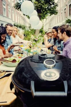 Outdoorchef Holzkohle Kugelgrill Kensington 570 C Schwarz 9 Outdoorchef Holzkohle Kugelgrill Kensington 570 C Schwarz -GrillWelt Verkäufe 18 400 03 KENSINGTON 570 C 2016 Gruppenbild 01