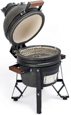 The Bastard Keramikgrill Urban Small - Schwarz Matt - Modell 2023 16 The Bastard Keramikgrill Urban Small - Schwarz Matt - Modell 2023 -GrillWelt Verkäufe Bastard Keramikgrill Urban Small Deckel offen Seitlich