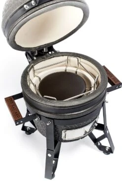 The Bastard Keramikgrill Urban Small - Schwarz Matt - Modell 2023 18 The Bastard Keramikgrill Urban Small - Schwarz Matt - Modell 2023 -GrillWelt Verkäufe Bastard Keramikgrill Urban Small Hitzeschild BU206