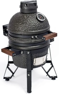 The Bastard Keramikgrill Urban Small - Schwarz Matt - Modell 2023 15 The Bastard Keramikgrill Urban Small - Schwarz Matt - Modell 2023 -GrillWelt Verkäufe Bastard Keramikgrill Urban Small seitlich BU206