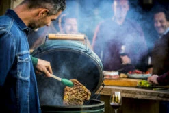 Big Green Egg Large Keramikgrill Starter - Paket -GrillWelt Verkäufe Big Green Egg Keramikgrill Premium Deckelgriff Logo