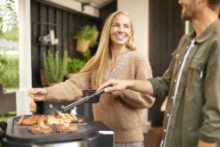 COZZE Plancha 600 / Plancha Grill Mit 2 Gusseisen Grillplatten -GrillWelt Verkäufe COZZE Plancha 600 Lifestyle