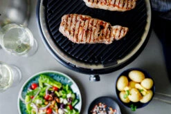 Cobb Grill Premier+ Gas Deluxe Gasgrill 30mbar - Modell 2023 16 Cobb Grill Premier+ Gas Deluxe Gasgrill 30mbar - Modell 2023 -GrillWelt Verkäufe Cobb Premier Plus Deluxe Gasgrill Lifestyle 1