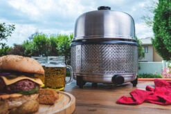 Cobb Grill Premier+ Gas Deluxe Gasgrill 50mbar - Modell 2023 -GrillWelt Verkäufe Cobb Premier Plus Deluxe Tischgrill Lifestyle