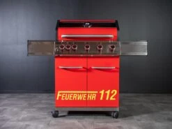 Grillfürst G510G 5-Brenner Gasgrill Mit Hochtemperaturbrenner Und Gusseisen Rosten - Feuerwehr Edition -GrillWelt Verkäufe G510G FW Feuerwehrgrill Foto freigestellt 01