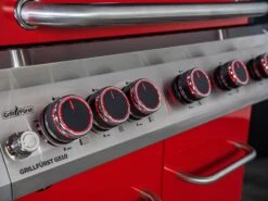 Grillfürst G510G 5-Brenner Gasgrill Mit Hochtemperaturbrenner Und Gusseisen Rosten - Feuerwehr Edition -GrillWelt Verkäufe G510G FW Feuerwehrgrill Foto freigestellt 06