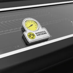 Grillfürst G750E Borussia Dortmund Edition 7-Brenner Doppelkammer - Gasgrill Mit Hochtemperaturbrenner, Seitenkocher, Heckbrenner Und Edelstahl Rosten -GrillWelt Verkäufe Grillfuerst BVB Gasgrill Deckelthermometer Logo Borussia Dortmund 1