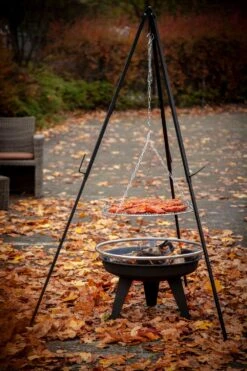 Grillfürst Dreibein Für Dutch Oven Oder Schwenk Grillrost / Höhenverstellbar, Inkl. Kette Und Haken -GrillWelt Verkäufe Grillfuerst Dreibein Grillrost Feuerstelle