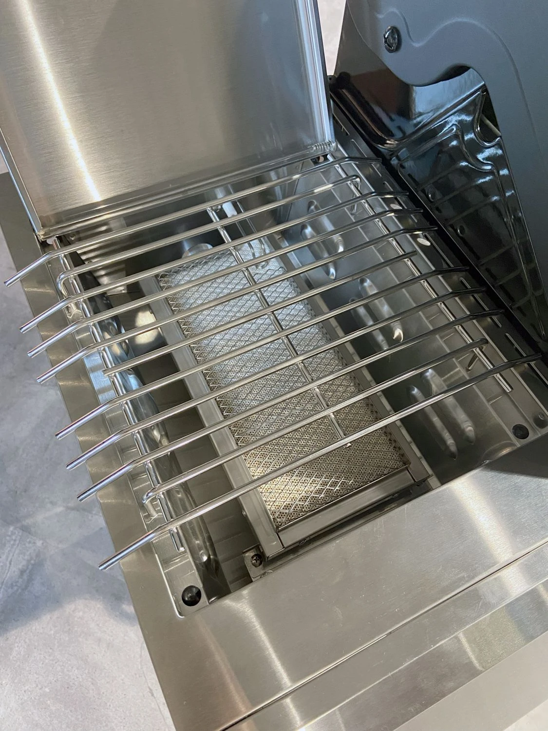 Grillfürst G620G 6-Brenner Gasgrill Mit Hochtemperaturbrenner, Heckbrenner Und Gusseisen Rosten - X-DEAL Inkl. Zubehörpaket 11 Grillfürst G620G 6-Brenner Gasgrill Mit Hochtemperaturbrenner, Heckbrenner Und Gusseisen Rosten - X-DEAL Inkl. Zubehörpaket – Bild 9