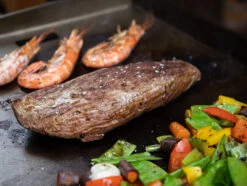 Grillfürst Plancha Grill - 2 Brenner Mit Insgesamt 7 KW Und Edelstahl Plancha - Inkl. 2 Stk. Plancha Spatel Und Grillzange 31 Grillfürst Plancha Grill - 2 Brenner Mit Insgesamt 7 KW Und Edelstahl Plancha - Inkl. 2 Stk. Plancha Spatel Und Grillzange -GrillWelt Verkäufe Grillfuerst Plancha Grill Fleisch Gemuese Meeresfruechte