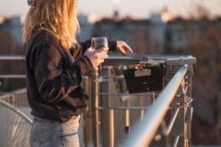 Knister Gasgrill - Ausziehbarer Kompaktgrill -GrillWelt Verkäufe Knister Gasgrill Balkongelaender