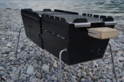 Knister Grill Original - Ausziehbarer Holzkohle Kompaktgrill 35 Knister Grill Original - Ausziehbarer Holzkohle Kompaktgrill -GrillWelt Verkäufe Knister Grill Beine auf Steinen