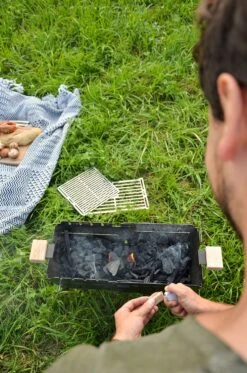 Knister Grill Original - Ausziehbarer Holzkohle Kompaktgrill 32 Knister Grill Original - Ausziehbarer Holzkohle Kompaktgrill -GrillWelt Verkäufe Knister auf der Wiese