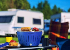 LotusGrill Classic - Holzkohle Tischgrill - Tiefblau Inkl. Tasche 9 LotusGrill Classic - Holzkohle Tischgrill - Tiefblau Inkl. Tasche -GrillWelt Verkäufe LotusGrill Ambiente Campingplatz