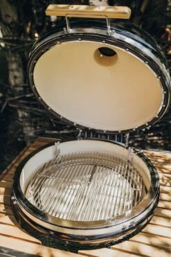 Monolith Grill LeCHEF BBQ GURU - PRO-Serie 2.0 Schwarz - MIT Gestell Und Seitentischen - Inkl. DynaQ Controller Set -GrillWelt Verkäufe Monolith Le Chef Deckel offen Keramikgrill