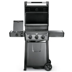 Napoleon Freestyle 365 Gasgrill, Graphit - Mit Seitenbrenner - Modell 2023 - X-DEAL Inkl. Drehspiess 23 Napoleon Freestyle 365 Gasgrill, Graphit - Mit Seitenbrenner - Modell 2023 - X-DEAL Inkl. Drehspiess -GrillWelt Verkäufe Napoleon Freestyle 365 front Seitenbrenner offen