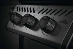 Napoleon Freestyle 365 Gasgrill, Graphit - Mit Seitenbrenner - Modell 2023 - X-DEAL Inkl. Abdeckhaube Und Gussplatte -GrillWelt Verkäufe Napoleon Freestyle Bedienknoepfe 3