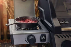 Napoleon Freestyle 365 Gasgrill, Graphit - Mit Seitenbrenner - Modell 2023 - X-DEAL Inkl. Abdeckhaube Und Gussplatte -GrillWelt Verkäufe Napoleon Freestyle Seitenbrenner 1