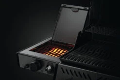 Napoleon Freestyle 365 Gasgrill, Graphit - Mit Sizzle Zone - Modell 2023 -GrillWelt Verkäufe Napoleon Freestyle Sizzle Zone Infrarotbrenner Seitenablage