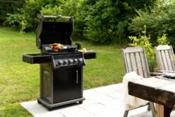 Napoleon Rogue 425 Gasgrill Mit Seitenbrenner Und Heckbrenner Inkl. Drehspieß -GrillWelt Verkäufe Napoleon Gasgrill Rogue 425 Hero Lifestyle Drehspiess 1