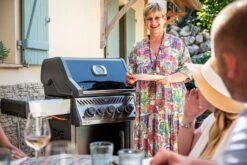 Napoleon Rogue SE 425 Gasgrill, Schwarz Mit Gussrosten, Sizzle Zone Und Heckbrenner - Hero Modell 2023 Inkl. Drehspieß 40 Napoleon Rogue SE 425 Gasgrill, Schwarz Mit Gussrosten, Sizzle Zone Und Heckbrenner - Hero Modell 2023 Inkl. Drehspieß -GrillWelt Verkäufe Napoleon Gasgrill Rogue SE 425 Lifestyle 01