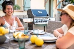 Napoleon Rogue SE 425 Gasgrill, Schwarz Mit Gussrosten, Sizzle Zone Und Heckbrenner - Hero Modell 2023 Inkl. Drehspieß 41 Napoleon Rogue SE 425 Gasgrill, Schwarz Mit Gussrosten, Sizzle Zone Und Heckbrenner - Hero Modell 2023 Inkl. Drehspieß -GrillWelt Verkäufe Napoleon Gasgrill Rogue SE 425 Lifestyle 02