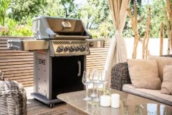 Napoleon Rogue SE 425 Gasgrill, Schwarz Mit Gussrosten, Sizzle Zone Und Heckbrenner - Hero Modell 2023 Inkl. Drehspieß 39 Napoleon Rogue SE 425 Gasgrill, Schwarz Mit Gussrosten, Sizzle Zone Und Heckbrenner - Hero Modell 2023 Inkl. Drehspieß -GrillWelt Verkäufe Napoleon Gasgrill Rogue SE 425 Lifestyle Terasse