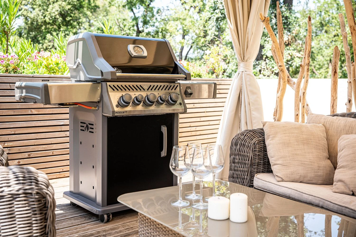 Napoleon Rogue SE 425 Gasgrill, Schwarz Mit Gussrosten, Sizzle Zone Und Heckbrenner - Hero Modell 2023 Inkl. Drehspieß 20 Napoleon Rogue SE 425 Gasgrill, Schwarz Mit Gussrosten, Sizzle Zone Und Heckbrenner - Hero Modell 2023 Inkl. Drehspieß – Bild 18