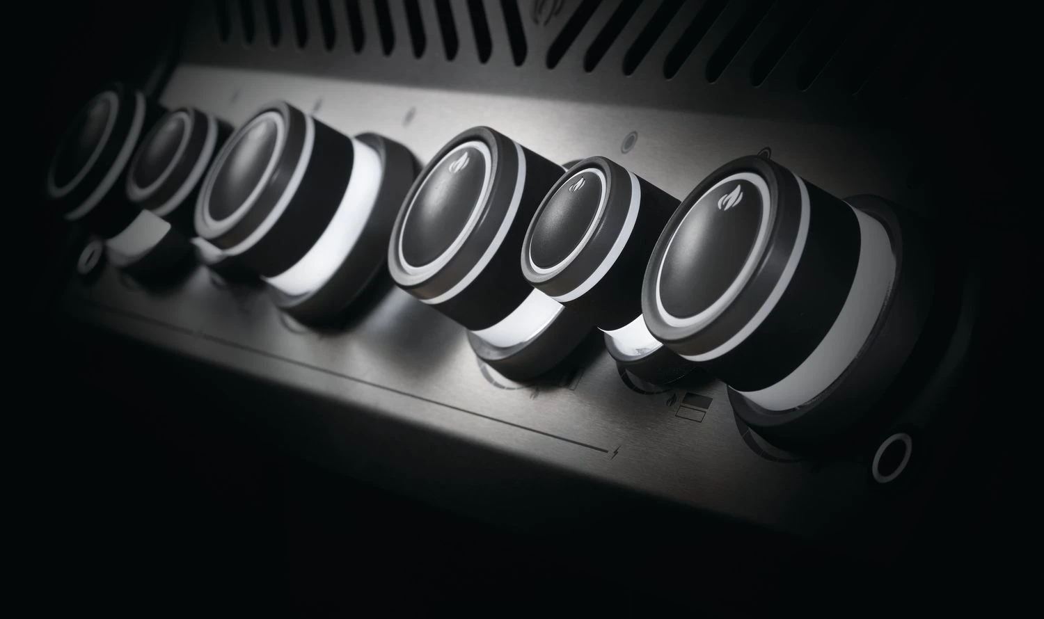 Napoleon Rogue SE 525 Edelstahl Gasgrill Mit Sizzle Zone Und Heckbrenner - Modell 2023 5 Napoleon Rogue SE 525 Edelstahl Gasgrill Mit Sizzle Zone Und Heckbrenner - Modell 2023 – Bild 3