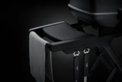 Napoleon Phantom TravelQ PRO285X Kompakt Gasgrill, Mattschwarz - Mit Klappbarem Wagen Inkl. Warmhalterost - Modell 2023 19 Napoleon Phantom TravelQ PRO285X Kompakt Gasgrill, Mattschwarz - Mit Klappbarem Wagen Inkl. Warmhalterost - Modell 2023 -GrillWelt Verkäufe Napoleon Phantom TravelQ PRO285X Seitenablagen