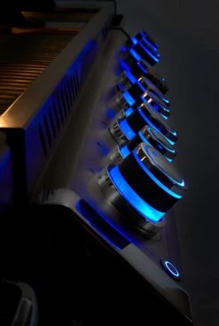 Napoleon Prestige Pro 665-3 Edelstahl Gasgrill Inkl. Drehspieß - X-DEAL Inkl. Napoleon TravelQ PRO285 Kompakt Gasgrill -GrillWelt Verkäufe Napoleon Prestige Pro beleuchtere Drehregler blau 2