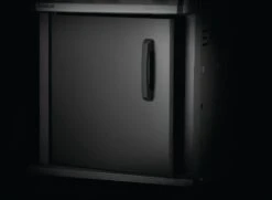 Napoleon Rogue SE 425 Gasgrill, Schwarz Mit Gussrosten - Hero Modell 2023 Inkl. Drehspieß - SMART Deal Inkl. Grillfürst Grill Control -GrillWelt Verkäufe Napoleon Rogue SE 425 Unterschrank Tueren schwarz 1