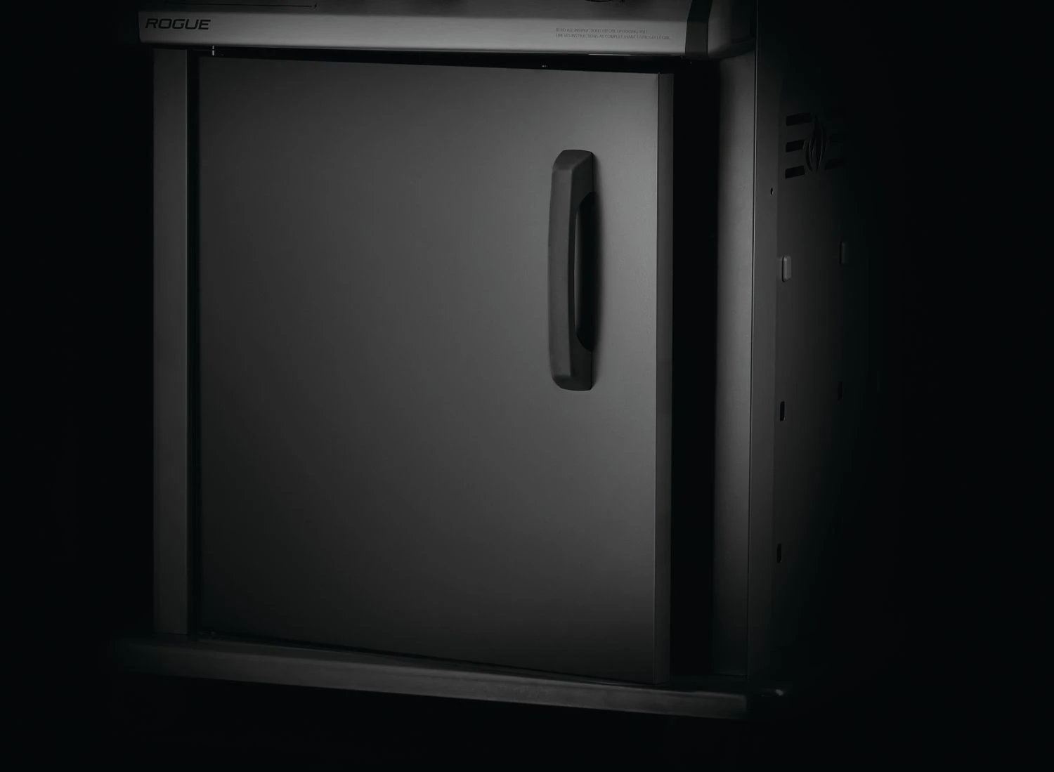 Napoleon Rogue SE 425 Gasgrill, Schwarz Mit Gussrosten, Sizzle Zone Und Heckbrenner - Hero Modell 2023 Inkl. Drehspieß 16 Napoleon Rogue SE 425 Gasgrill, Schwarz Mit Gussrosten, Sizzle Zone Und Heckbrenner - Hero Modell 2023 Inkl. Drehspieß – Bild 14