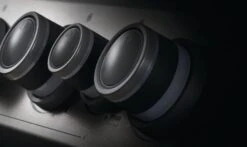 Napoleon Rogue SE 425 Gasgrill, Schwarz Mit Gussrosten - Hero Modell 2023 Inkl. Drehspieß - SMART Deal Inkl. Grillfürst Grill Control -GrillWelt Verkäufe Napoleon Rogue SE Drehknoepfe 4