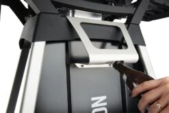 Napoleon TravelQ PRO285 Kompakt Gasgrill Schwarz Mit Untergestell - Modell 2023 -GrillWelt Verkäufe Napoleon TravelQ Pro285 Untergestell Flaschenoeffner