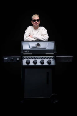 Napoleon Freestyle 425 Gasgrill - Mit Sizzle Zone - Limited Robin Schulz Barbecue Edition - Inkl. Mega Zubehörpaket 25 Napoleon Freestyle 425 Gasgrill - Mit Sizzle Zone - Limited Robin Schulz Barbecue Edition - Inkl. Mega Zubehörpaket -GrillWelt Verkäufe Napoleon und DJ Robin Schulz Freesystel Sonderedition