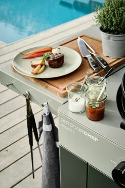 Outdoorchef Gas Kugelgrill Arosa 570 G Evo Grey Steel 17 Outdoorchef Gas Kugelgrill Arosa 570 G Evo Grey Steel -GrillWelt Verkäufe Outdoorchef Arosa 570G EVO grey steel Detail Besteckhalter
