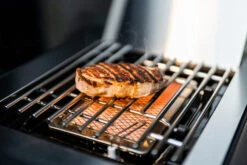 Outdoorchef Dualchef 425 G BZ Gasgrill Mit Blazing Zone Infrarotbrenner + DGS Gusseisen Grillrost 2 Stk.+ DGS Gemüse Grillrost 2 Stk. -GrillWelt Verkäufe Outdoorchef Dualchef 425G BZ Blazing Zone Steak