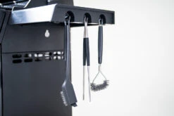 Outdoorchef Dualchef 425 G BZ Gasgrill Mit Blazing Zone Infrarotbrenner + DGS Gusseisen Grillrost 2 Stk.+ DGS Gemüse Grillrost 2 Stk. -GrillWelt Verkäufe Outdoorchef Dualchef 425G BZ Detail Besteckhalter 1