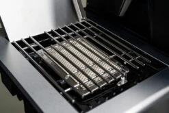 Outdoorchef Dualchef 425 G BZ Gasgrill Mit Blazing Zone Infrarotbrenner + DGS Gusseisen Grillrost 2 Stk.+ DGS Gemüse Grillrost 2 Stk. -GrillWelt Verkäufe Outdoorchef Dualchef 425G BZ Detail Blazing Zone