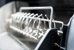 Outdoorchef Dualchef 425 G BZ Gasgrill Mit Blazing Zone Infrarotbrenner + DGS Gusseisen Grillrost 2 Stk.+ DGS Gemüse Grillrost 2 Stk. -GrillWelt Verkäufe Outdoorchef Dualchef 425G BZ Detail Heat Diffuser