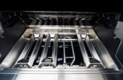 Outdoorchef Dualchef 425 G BZ Gasgrill Mit Blazing Zone Infrarotbrenner + DGS Gusseisen Grillrost 2 Stk.+ DGS Gemüse Grillrost 2 Stk. -GrillWelt Verkäufe Outdoorchef Dualchef 425G BZ Detail Twin Brenner 1