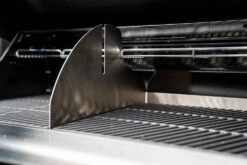 Outdoorchef Dualchef 425 G BZ Gasgrill Mit Blazing Zone Infrarotbrenner + DGS Gusseisen Grillrost 2 Stk.+ DGS Gemüse Grillrost 2 Stk. -GrillWelt Verkäufe Outdoorchef Dualchef 425G BZ Detail Zone Divider 1