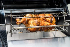 Outdoorchef Dualchef 425 G BZ Gasgrill Mit Blazing Zone Infrarotbrenner + DGS Gusseisen Grillrost 2 Stk.+ DGS Gemüse Grillrost 2 Stk. -GrillWelt Verkäufe Outdoorchef Dualchef 425G BZ Heat Diffuser Grillhaehnchen 1