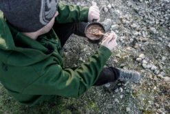 Petromax Emaille Stieltopf / 500 Ml / Schwarz -GrillWelt Verkäufe Petromax Emaille Stieltopf 500ml schwarz Lifestyle02