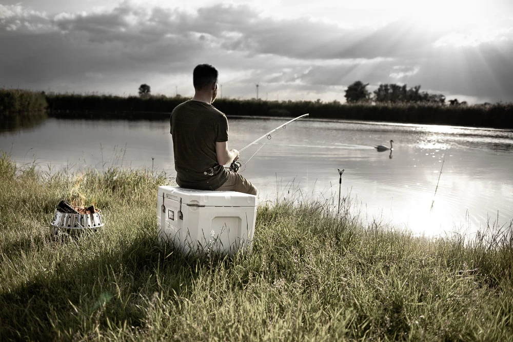 Petromax Kühlbox 50 Liter Alpenweiß - Inkl. Sitzkissen, Haft-Unterlage Und Einsatzkorb 13 Petromax Kühlbox 50 Liter Alpenweiß - Inkl. Sitzkissen, Haft-Unterlage Und Einsatzkorb – Bild 11