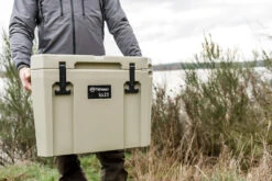 Petromax Kühlbox 25 Liter Sand - Inkl. Sitzkissen, Haft-Unterlage Und Einsatzkorb -GrillWelt Verkäufe Petromax Kuehlbox kx25 sand anwendung