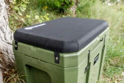 Petromax Kühlbox 50 Liter Oliv - Inkl. Sitzkissen, Haft-Unterlage Und Einsatzkorb 18 Petromax Kühlbox 50 Liter Oliv - Inkl. Sitzkissen, Haft-Unterlage Und Einsatzkorb -GrillWelt Verkäufe Petromax Kuehlbox olive Sitzkissen kx50