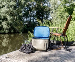 Petromax Kühltasche 22 Liter / Sandfarben 9 Petromax Kühltasche 22 Liter / Sandfarben -GrillWelt Verkäufe Petromax Kuehltasche 22Liter sand Lifestyle