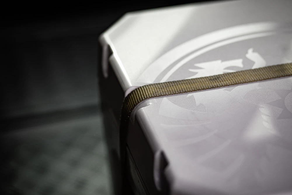 Petromax Kühlbox 50 Liter Alpenweiß - Inkl. Sitzkissen, Haft-Unterlage Und Einsatzkorb 12 Petromax Kühlbox 50 Liter Alpenweiß - Inkl. Sitzkissen, Haft-Unterlage Und Einsatzkorb – Bild 10